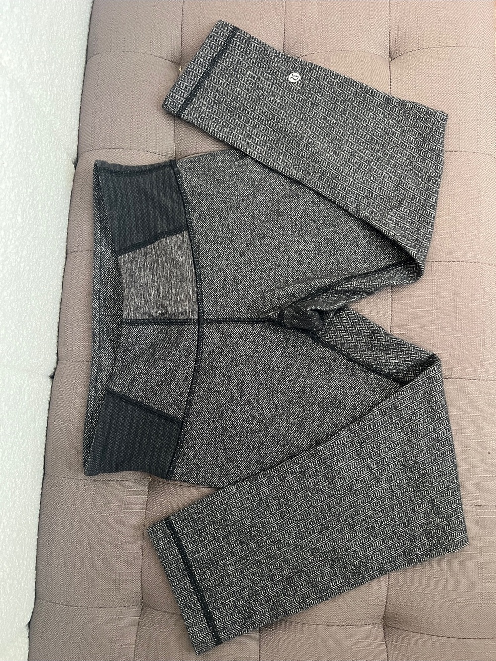 LULULEMON Herringbone Gray Black Cropped Leggings ~ size 6